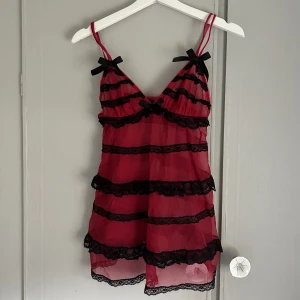 Rosa/Röd Vintage Topp! - Så söt vintage Röd/Rosa topp ifrån en 2000s märke La senza! Storlek M men den kan strecka upp till L! Använd köp nu funktionen💋