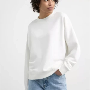 Sweatshirt  - Säljer en jättefin oanvänd tröja från Lindex, jättefint basis plag! Men kommer tyvärr inte till användning🫶🏼