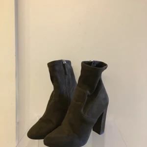 Stövletter mocka strl 36 - Petrol stövletter i mocka i strl 36 från Steve Madden 