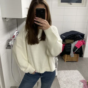 Stickad tröja - Säljer nu min benvita stickade tröja, den är lite oversized och sitter väldigt snyggt om man gillar den looken, den är mjuk i tyget och nästan lite ”lurvig”. Skriv för fler bilder💓Den passar XS-S men också M om man vill ha den lite mindre i storleken.