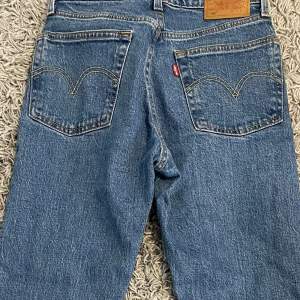 Ett par raka Levis jeans som jag säljer då de har blivit för små.  Jeansen är endast använda någon enstaka gång och skicket är nyskick. Skulle tänka mig att längden passar bra på någon som är cm 160 cm.  💕 Pris diskuterbart vid snabb affär. 