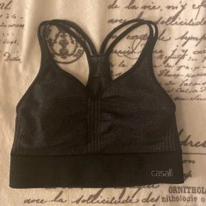 Sport topp - Säljer denna fina sport topp från casall, säljer då den inte används längre💞 vet inte riktigt vilken storlek, men jag jag xs/s och passar super på mig💞