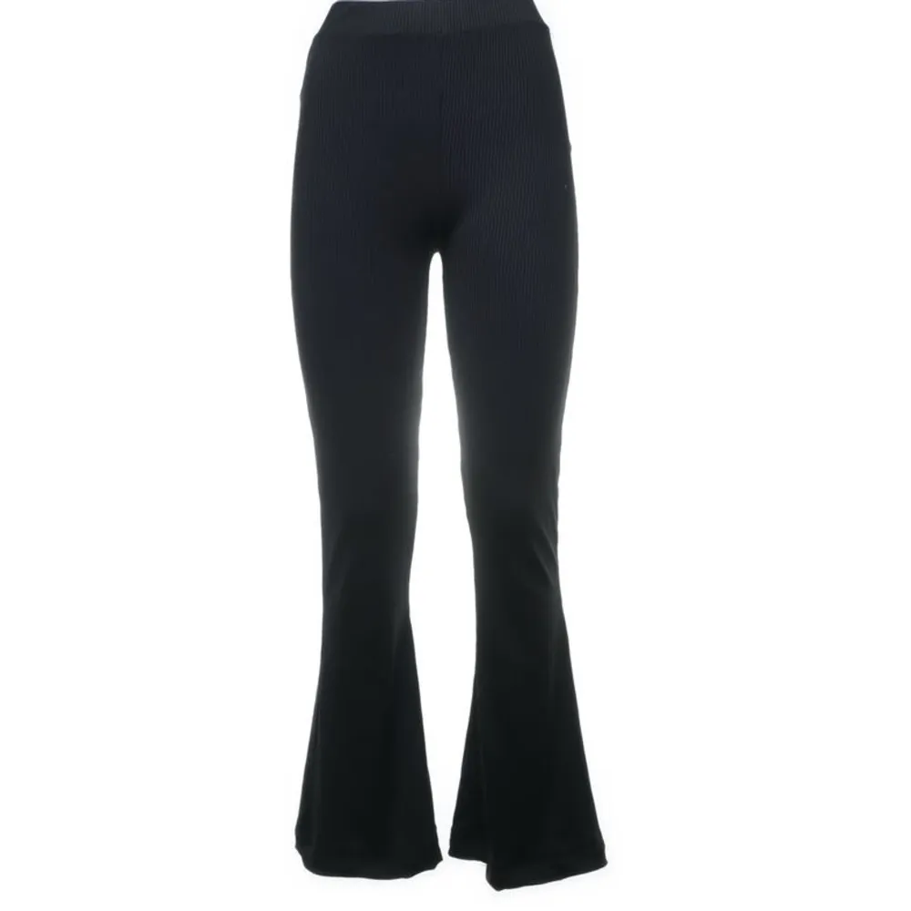 Jättefina svarta flared leggings. Köpta för 1 månad sedan men aldrig använda, endast testade. I nyskick! 💞. Jeans & Byxor.