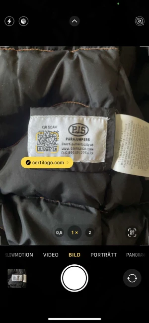 Parajumper jacka - Använd fåtal gånger och kostar 10.000 kr ny storleken är Young medium och har en bra passform mellan 160-165, pris går att diskutera 