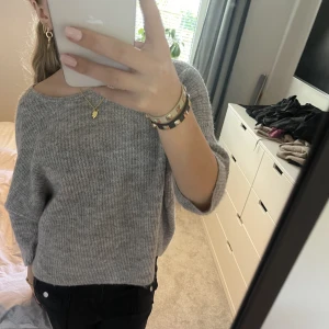 Trekvartsärmad stickad tröja  - Jääätte snygg och helt slutsåld tröja från jdy, tröjan är i nyskick då den är använd en gång  