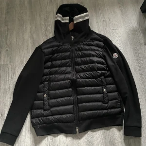 Moncler Cardigan - Säljer eller byter då jag inte vill ha den.
