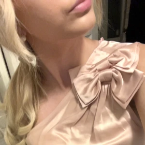 topp med rosett - jätte söt satintopp med rosett från & other stories! nypris 790