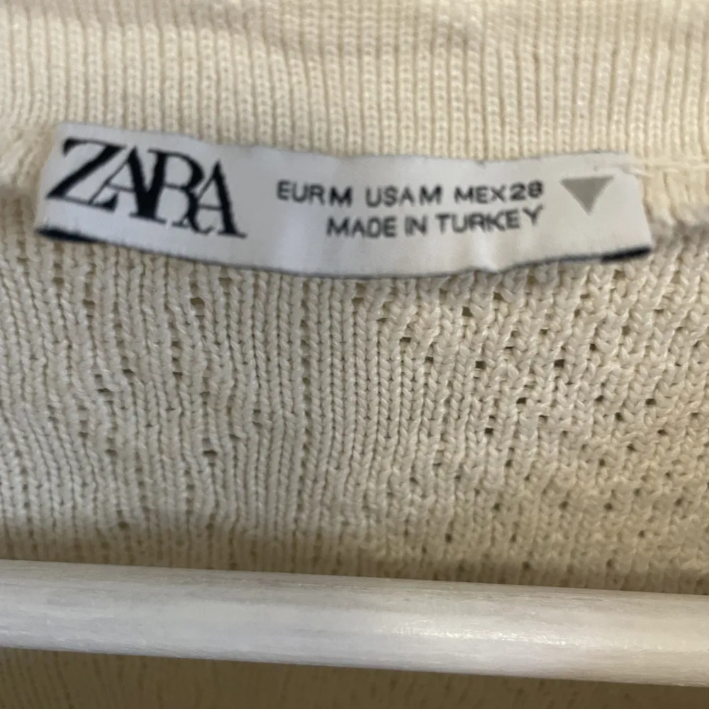 Så fin Zara topp som inte är använd mer än 3 ggr💕. T-shirts.