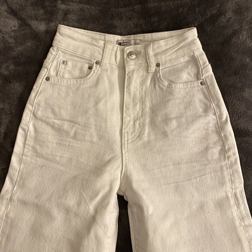Vita jeans från Gina. Endast använda 1 gång. Fint skick. Strl 32 säljer för 150kr+ frakt. Kan hämtas i Karlstad . Jeans & Byxor.