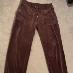 Juicy byxor - mörkbruna juicy couture byxor i stl M. nyskick och inte alls nedtrampade  🫶🏼  super sköna och fina!