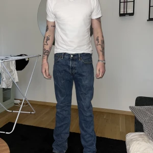 Levis 501 - Säljer dessa grischiga Levis brallor, lite slitage längst ner på benen annars felfria!