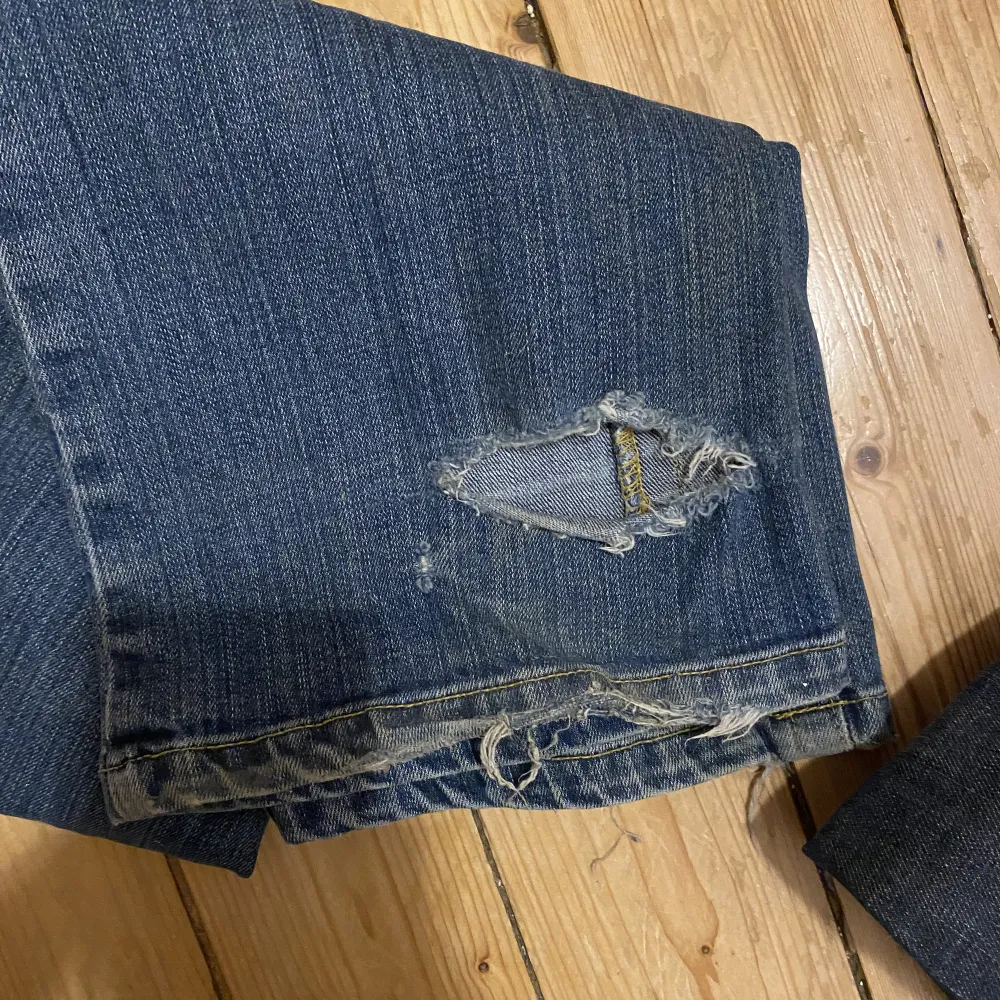 Urcoola jeans som inte kommer till användning längre, de e hål längst ner på byxorna, men vet du va de e coolt. Jeans & Byxor.