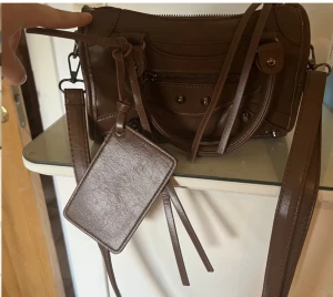 Handväska  - (Inte mina bilder men skriv för egna)  Säljer denna fina balenciaga liknande väska då den inte kommer till användning längre, väldigt fin färg!!💗