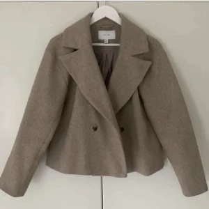 Kappa - Kort kappa köpt på vero monda! Brukar ha S och den här är i 38