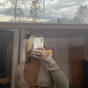 Chiquelle topp - Topp/tröja från Chiquelle! Aldrig använd. Nypris 429kr men säljer för 70kr! Storlek M/L men passar även S eftersom man knyter den som man vill 🥰(Det är INTE färgen på sista bilden, den är beige egentligen som bild 1 & 2!!)