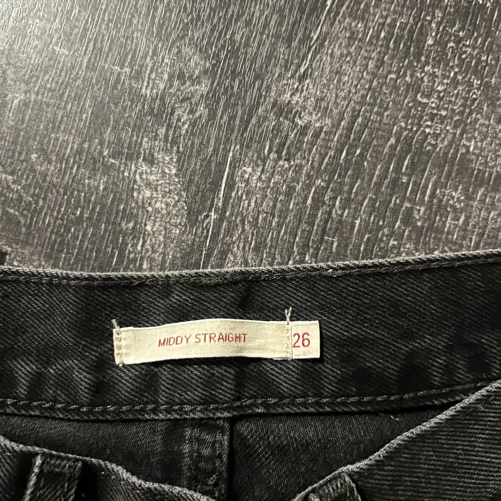 Säljer dess super snygga mide waist Levis jeans i storlek 26 då jag tycker dom ser förkorta ut på mig som är 1,74. använda en gång så dom är helt nya😊. Jeans & Byxor.