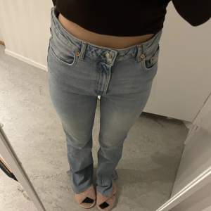 💙 Blåa jeans från Lager 157. Köpt i långa längden, men klippt av en bit. 