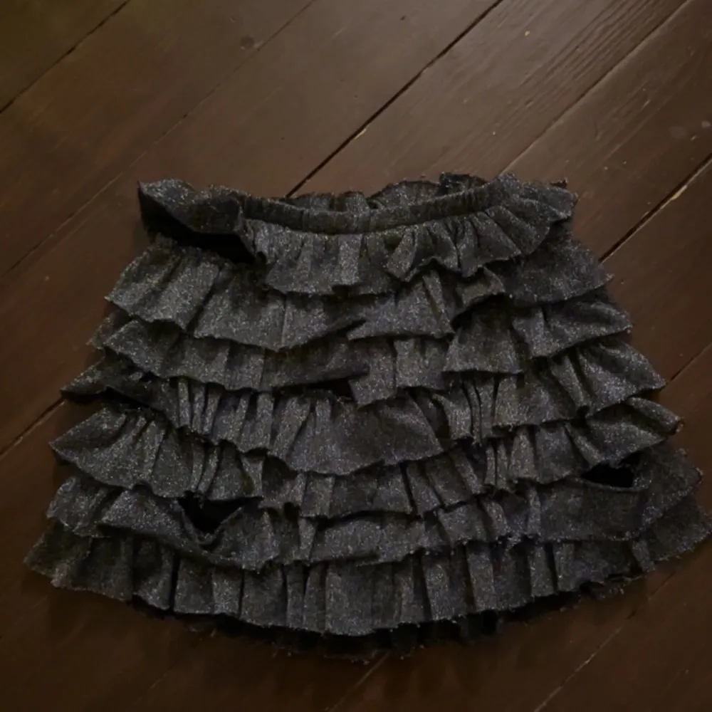 Säljder denna sååå fina glitter kjol som jag köpt här på plick tidigare men som inte passar längre! . Kjolar.