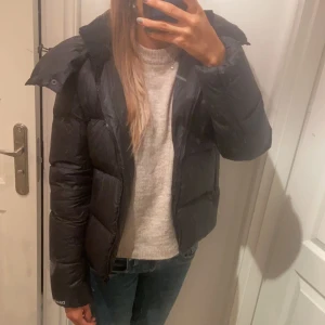 Calvin Klein vinterjacka - Säljer nu min superfina och varma vinterjacka i bra skick!❄️☃️💙(smutsig spegel)🤍Skriv gärna för fler bilder eller vid frågor🫶🏻