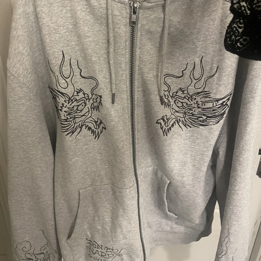 Snygg Ed Hardy zip hoodie köpt från urban outfitters🙌 Knappt använd, säljer pga detta 💗Ganska oversize men skitsnygg🙌 Nypris 800:-. Hoodies.