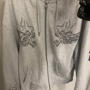 Snygg Ed Hardy zip hoodie köpt från urban outfitters🙌 Knappt använd, säljer pga detta 💗Ganska oversize men skitsnygg🙌 Nypris 800:-