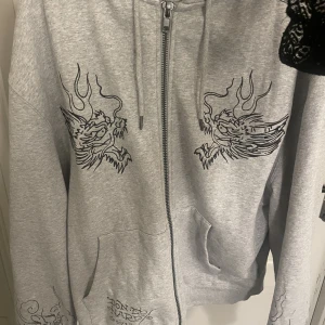 Ed Hardy Zip - Snygg Ed Hardy zip hoodie köpt från urban outfitters🙌 Knappt använd, säljer pga detta 💗Ganska oversize men skitsnygg🙌 Nypris 800:-