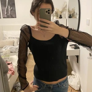 Tröja - Säljer denna tröja i storlek S då den inte kommer till användning. Använt  några gånger men är i jättebra skick. Skriv för fler bilder. 