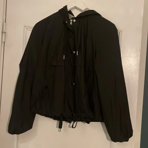 Träningsjacka  - Träningsjacka/vindjacka med luva, jättebra skick