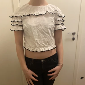 Zara blus  - En så fin volang blus från Zara. Passar perfa till lågmidjade jeans👌🏻👌🏻😍. Knappt använd! 