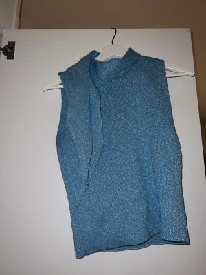 Mango fest glitter blå S - Endast prövad. Säljes pga inte någon användning för. Superfint skick och blåfärg! 