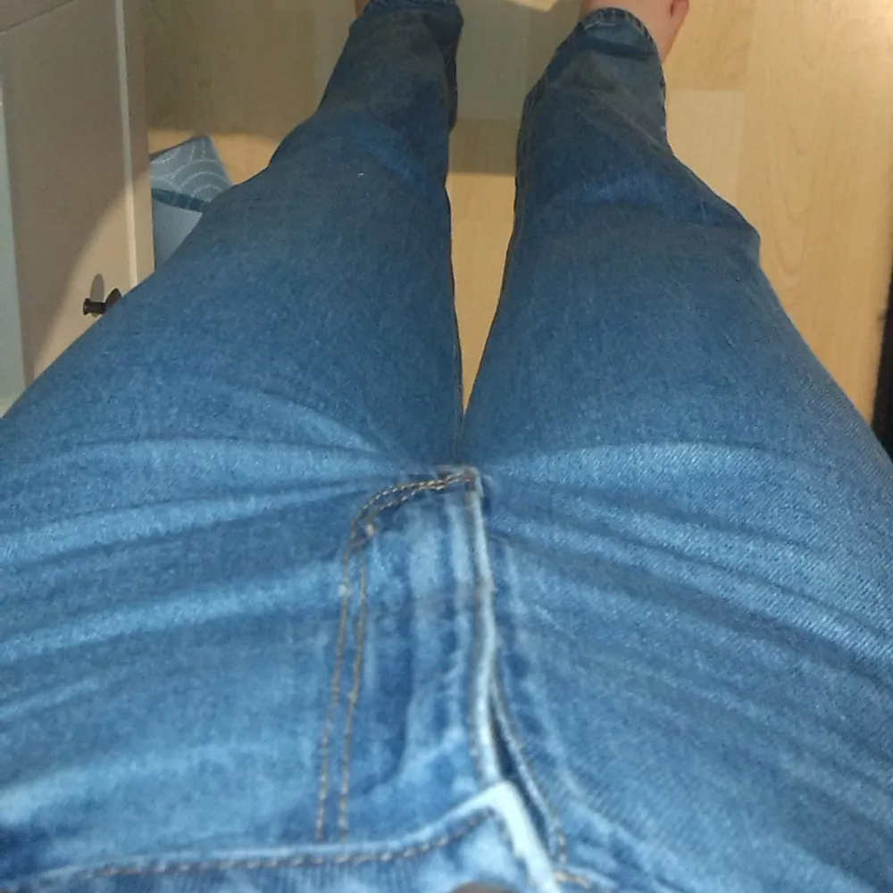 Blåa jeans Köpt för 350 Använt 3 gånger, säljs för att jag inte använder dem. Tvättas innan jag skickar.. Jeans & Byxor.