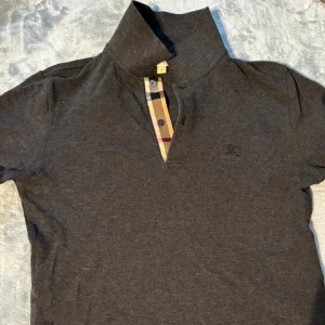 Burberry Pike - En charmig burberry pike. Skick 8/10 Storlek S. Säljer pågrund av sommaren e slut.