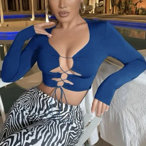 Blå cutout långärmad - Helt helt helt oanvänd då jag har denna i annan färg jag föredrar bättre! Går att spänna med bandet hur tight/hårt man vill beroende på hur mkt man vill visa. Bysten ser riktigt bra ut i tröjan! Lånade bilder 