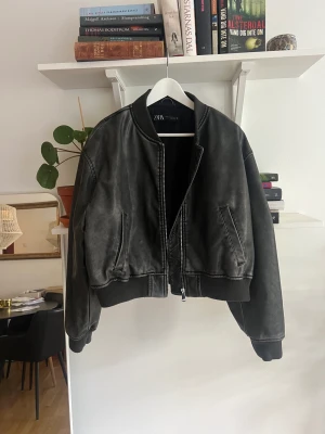 Jacka  - Säljer denna jacka från Zara. Storlek xxl men sitter som storlek M.