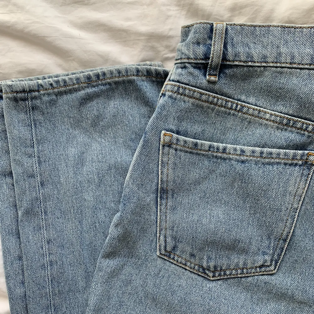Säljer dessa midwaist jeans från asos med slits. Använda ca 2 gånger så i fint skick!💓. Jeans & Byxor.