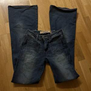 Säljer dessa Wrangler jeans i mörkblå i nyskick! Säljer då de är för långa på mig, kan skicka fler bilder privat💕💕 