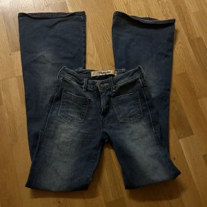Wrangler jeans! - Säljer dessa Wrangler jeans i mörkblå i nyskick! Säljer då de är för långa på mig, kan skicka fler bilder privat💕💕 