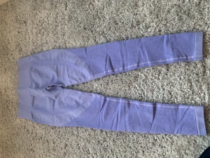 Ett par jätte fina lilla träningstights - Helt oanvända. Fint nytt skick och väldigt sköna💘