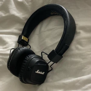 Marshall hörlurar  - Säljer mina Marshall-hörlurar. Hittar tyvärr inte originalkartongen så jag säljer bara hörlurarna. Nypris 1250