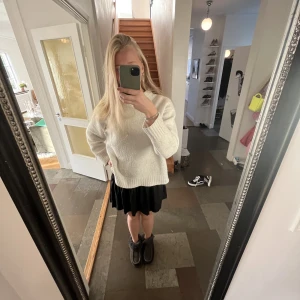 Svart läderkjol - Svart läderkjol från Zara. Köpt på barnavdelningen men är en Xs-S. I tyg med har en glansig läderliknande finish. 100 +frakt