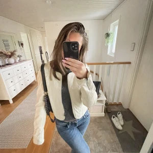 Jacka - Säljer nu denna fina beiga jacka som inte längre kommer till användning, det är som ett läder typ/fejkskinn, skriv för fler bilder eller frågor, passar XS/S