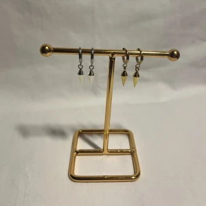 STILSTHLM  - Jättefina örhängen! Finns i silver & guld. Köp för 99kr/st Eller 179kr/paret. Modell 107. Smyckeställningen finns även att köpa för 299kr!