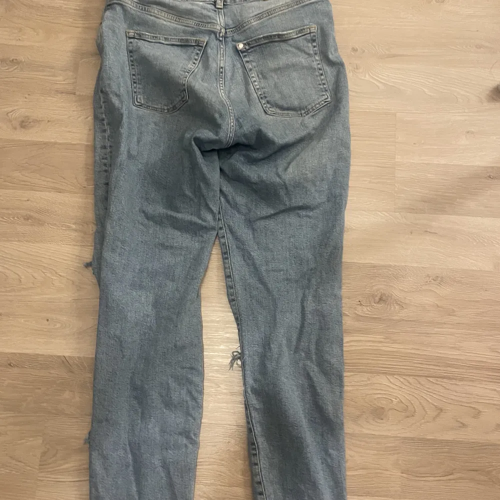 ”Slitna jeans” alltså med hål, hålen är lite mer slitna än vid köp, dom är även ”slitna” vid anklarna bild 2. Jeans & Byxor.