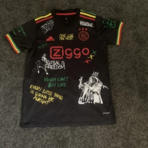 Ajax x BoB Marley - Ajax x Bob tröja, skick 10/10. Tveka inte på att skriva. 
