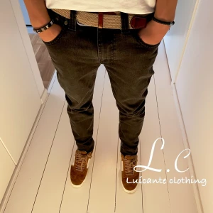 Nudie Jeans Thin Finn - Jeans från Nudie Jeans | Storlek 32/32 | Väldigt bra skick, utan några slags defekter - Pris: 549kr Nypris: 1,200kr - Modellen på bilden är 176cm & väger 64kg men bär oftast 28/32 | Skriv för frågor eller liknande :) 