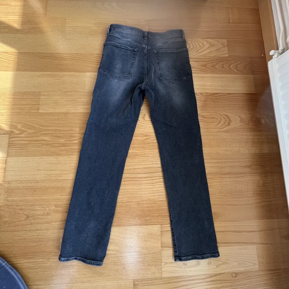 Helt oanvända jeans från ASOS, köpte fel storlek😑 Pris går att diskuteras🤙🏾🤙🏾. Jeans & Byxor.
