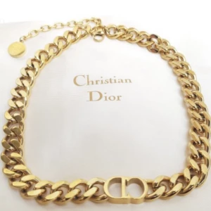 Dior halsband  - Super fint dior halsband köpt här på Plick tjejen sa att det är äkta och fick en liten dust bag till den men säljer billigt då jag inte har något bevis