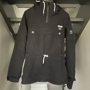 Dope jacka  - En sparsamt använd Dope jacka. Jackan är i bra skick. Dragkedjor på sidorna av jackan, en stor ficka på magen. Inga defekter. Nypris: 1899kr  Pris går att diskutera vid snabb affär, finns även fler bilder om det önskas!