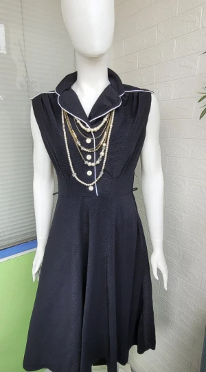 Midi Svart klänning från åttiotalet - Extremt fenomenal vintageklänning från 80-talet Den är sydd i en klassisk midiform som understryker midja. Det är väldigt elegant med tillbehör som fjädrar eller vita pärlor.Dess material ger ett mycket estetiskt matt utseende.