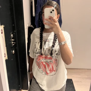 Tröja med tryck  - Vit tröja med super coolt tryck från Rolling Stones!❤️💋